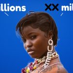 Femme regardant son téléphone, illustration des sollicitations en ligne évoquées dans le showbiz ivoirien