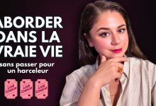 Deux personnes discutant naturellement dans un lieu culturel