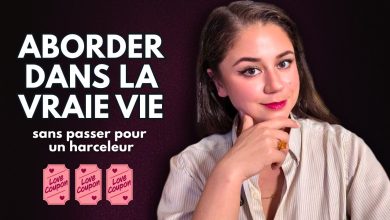 Deux personnes discutant naturellement dans un lieu culturel