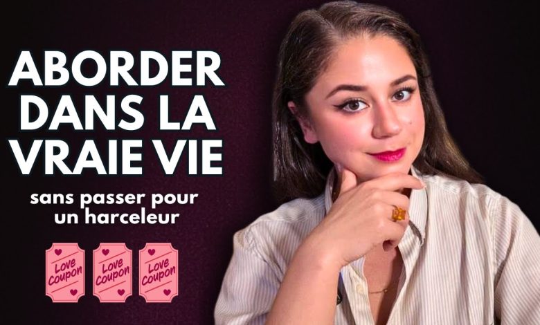 Deux personnes discutant naturellement dans un lieu culturel