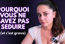Un homme et une femme discutent naturellement lors d'une activité de groupe